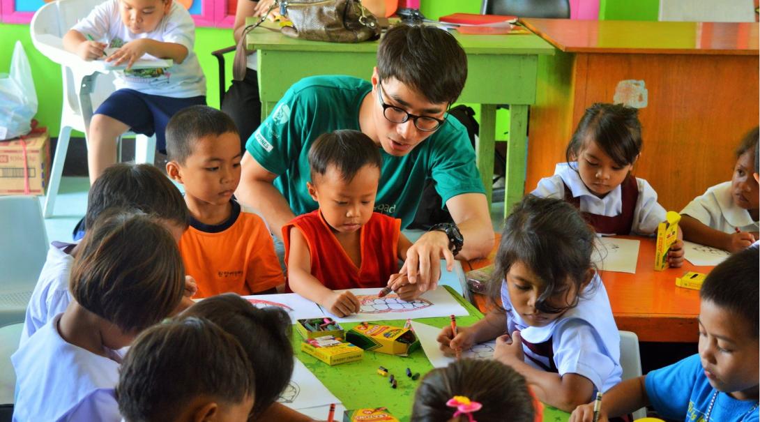 Projects Abroad volunteer spends the end of the year on a holiday programme with children in the Philippines Volunteer works with children during the festive season in the Philippines